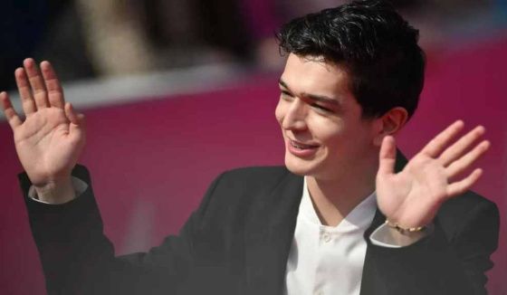 В Казахстане отменили концерты Akmal после провокации с желто-синим пакетом