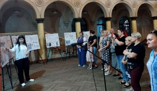 Передвижная планшетная выставка «Русские рубежи» открылась в г. Зугрэс